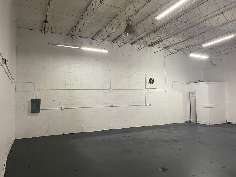 More Photos Of 5712 SW 25th St, West Park Warehouse For Lease