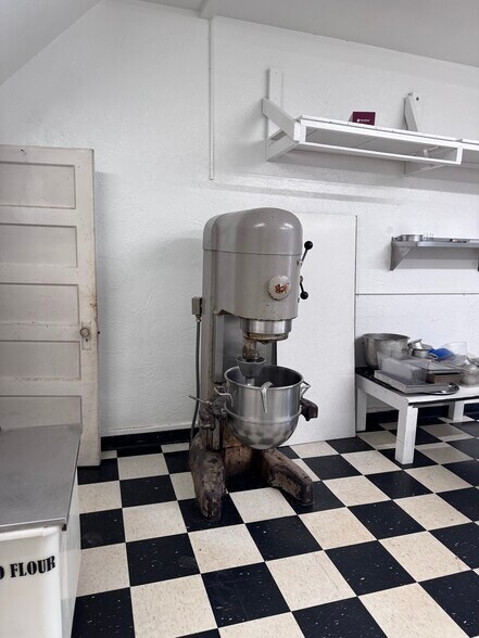 More Photos Of 2610 Lower Huntington Rd, Fort Wayne Storefront Retail Residential For Lease