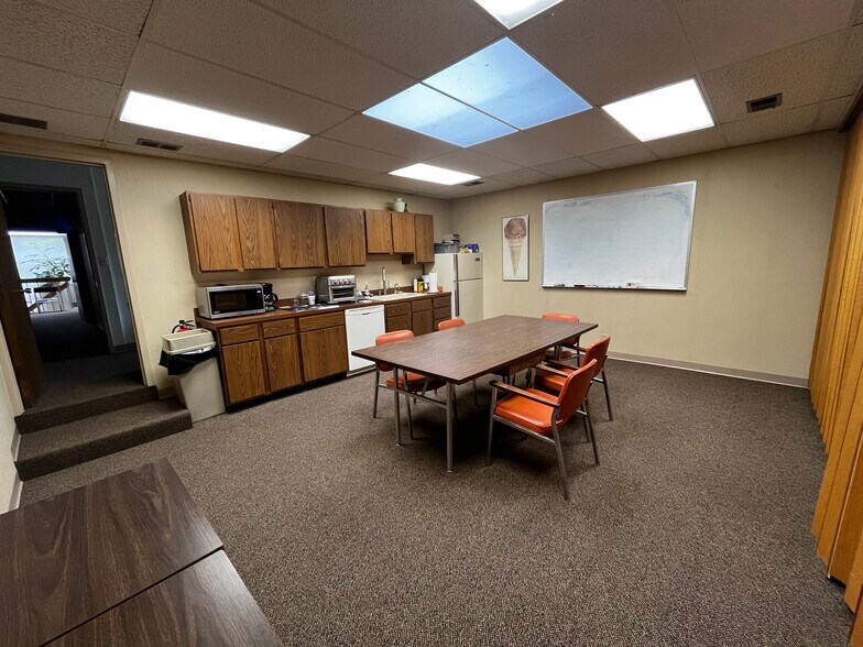 More Photos Of 2521 Gross Point Rd, Evanston Office For Lease