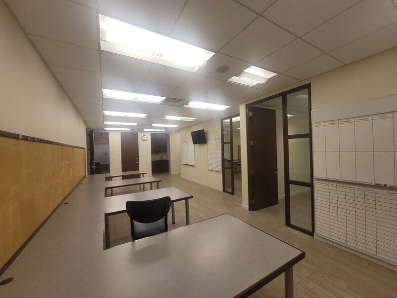 More Photos Of 3731 58th St, Woodside Warehouse For Lease