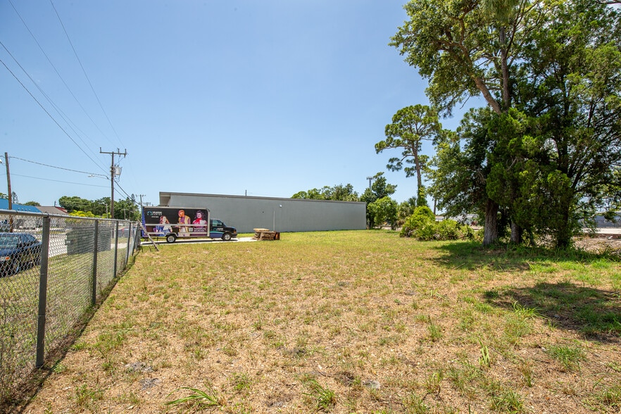 More Photos Of 2169 10th St, Sarasota Warehouse For Sale
