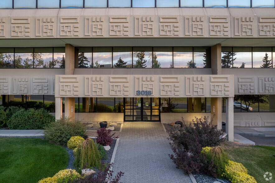 More Photos Of 3016 5th Ave NE, Calgary Medical For Sale