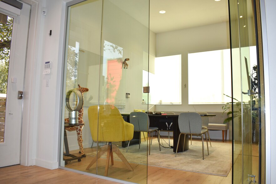 More Photos Of 1632 S 1st St, Austin Office For Lease