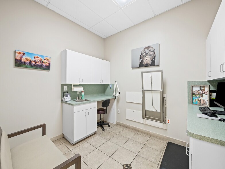 More Photos Of 372 S Powerline Rd, Deerfield Beach Storefront Retail Office For Sale