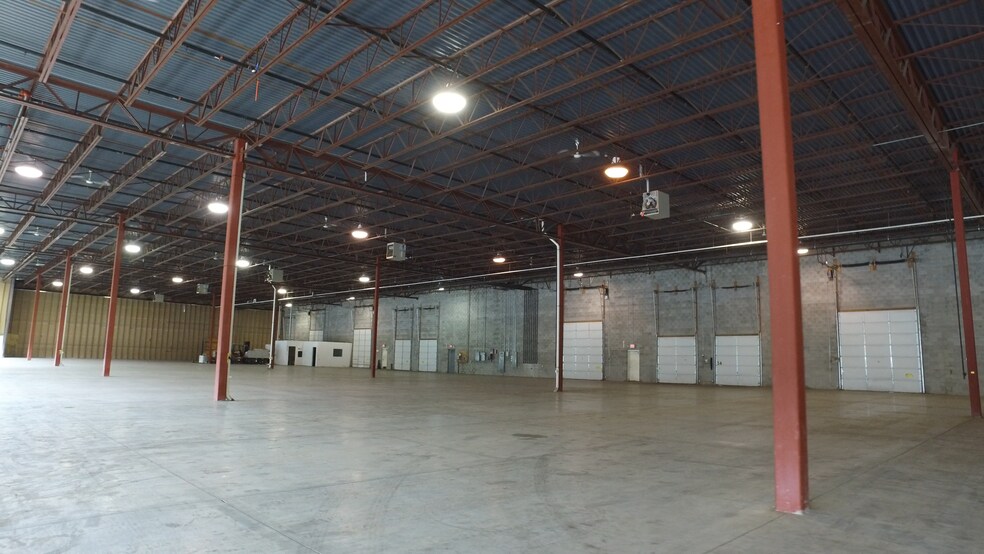 More Photos Of 9750 S Oakwood Park Dr, Franklin Manufacturing For Lease