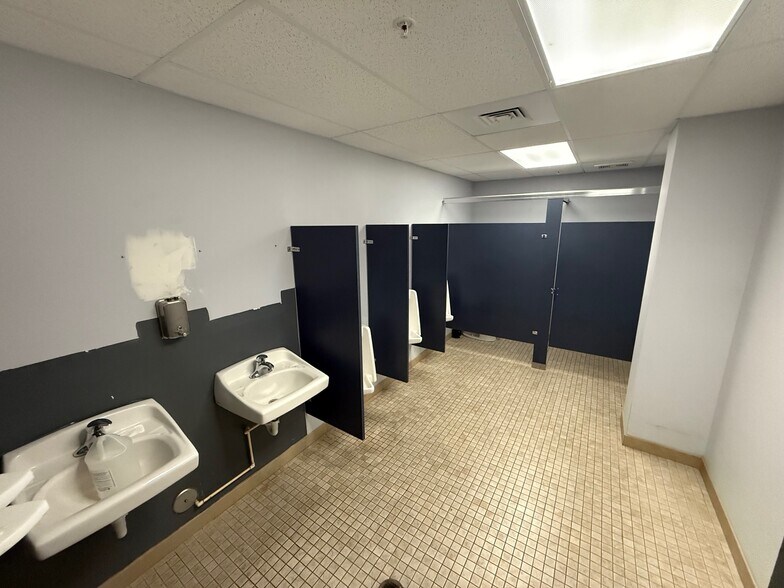 More Photos Of 403 Hillbrath Dr, Lantana Warehouse For Lease