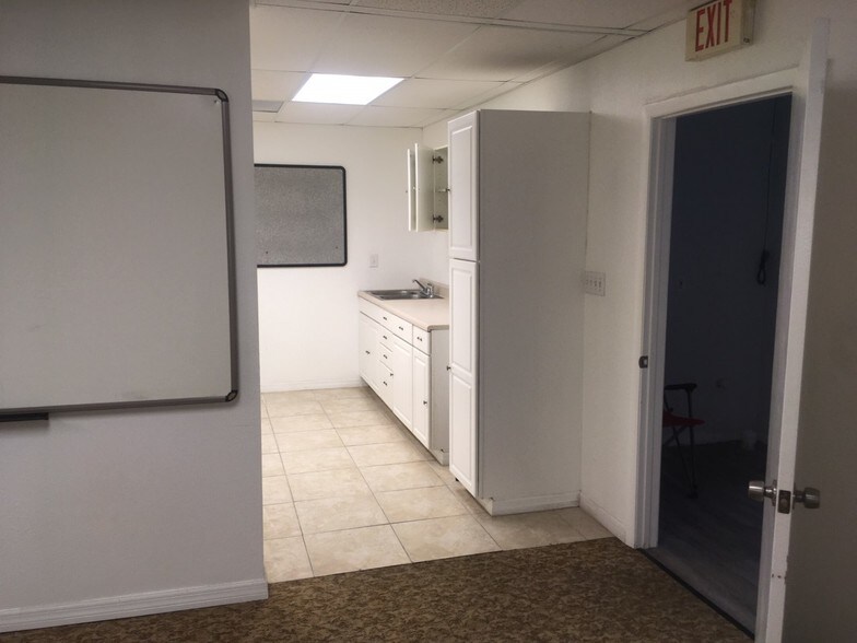 More Photos Of 4201-4205 116th Ter N, Clearwater Warehouse For Lease