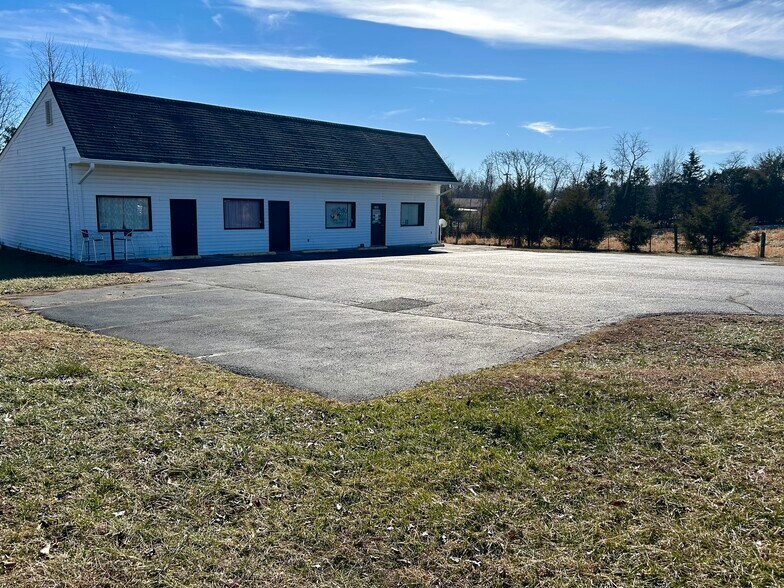 More Photos Of 2753 Dogtown Rd, Goochland Storefront Retail Office For Lease