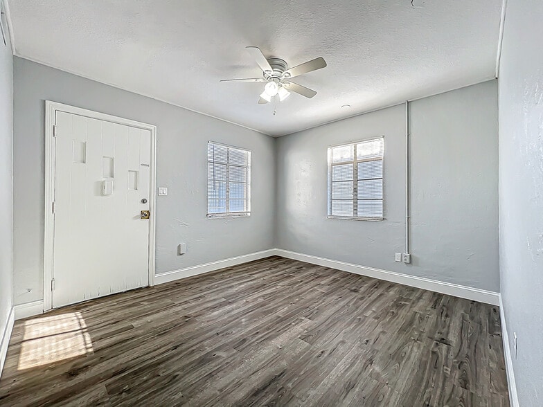 More Photos Of 1976 W Fairbanks Ave, Winter Park General Retail For Sale