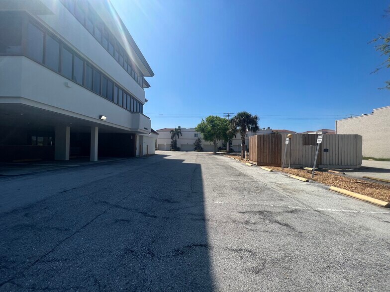 More Photos Of 420 Tamiami Trl S, Venice Medical For Sale