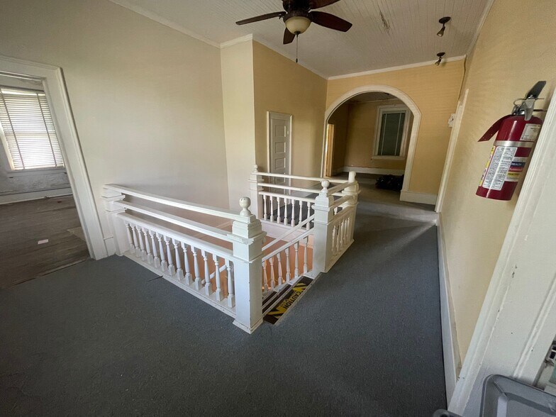 More Photos Of 116 Pine st, Elizabethtown Showroom For Sale