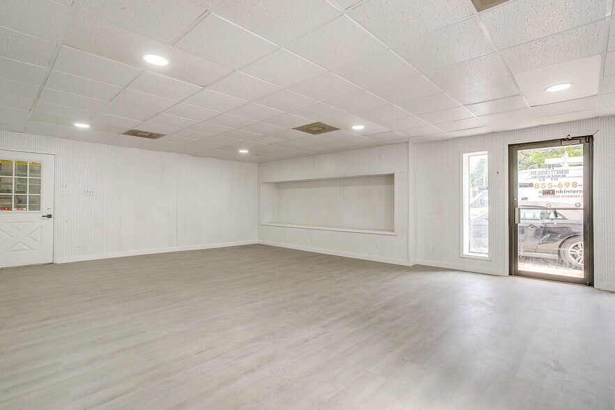 More Photos Of 1600 FM 3433, Newark Warehouse For Sale