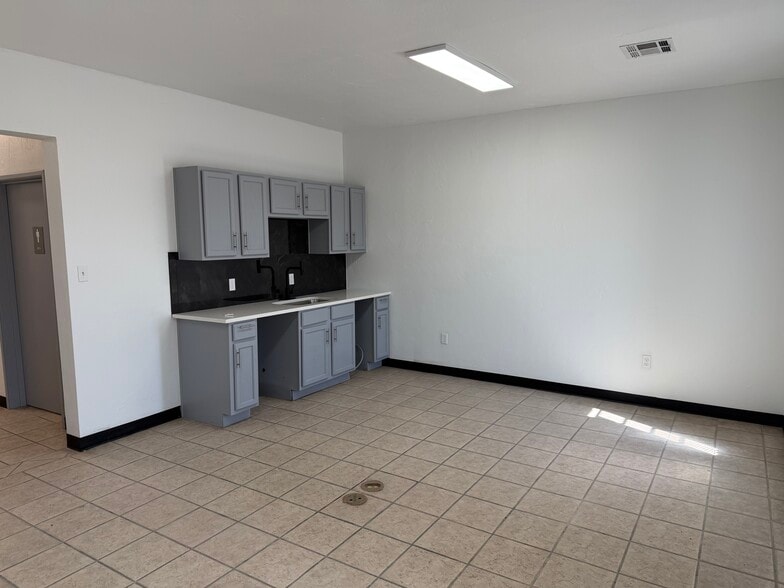 More Photos Of 3900 Valley Park Dr, El Reno Warehouse For Sale