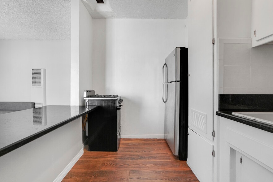 More Photos Of 1143 W 28th St, Los Angeles Multifamily For Sale
