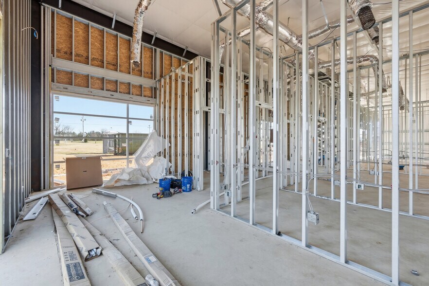 More Photos Of 2420 S 8th St, Rogers Flex For Lease