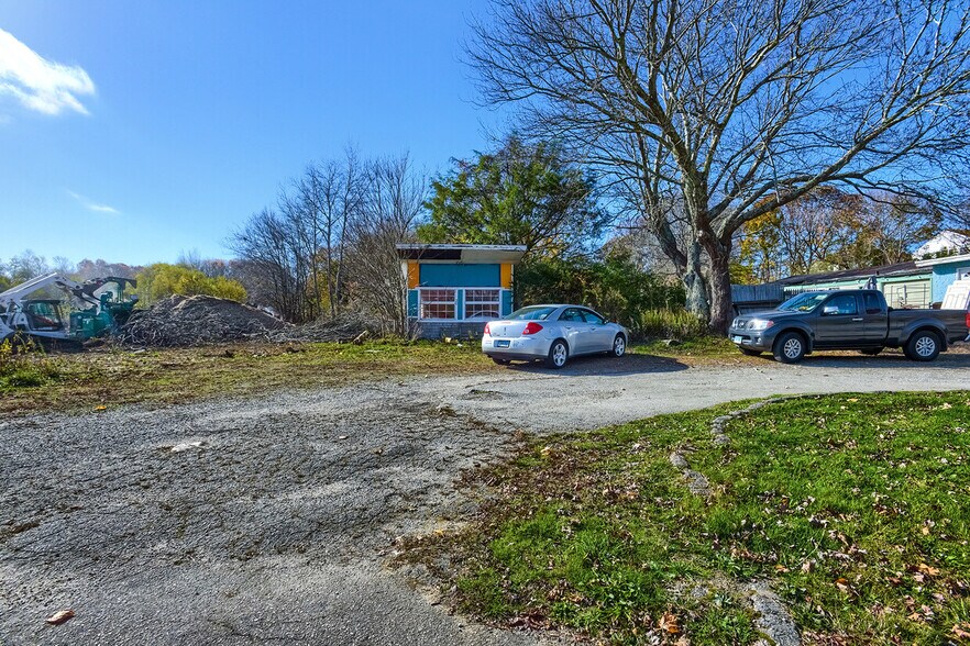 More Photos Of 16 Stonington Rd, Mystic Storefront For Sale