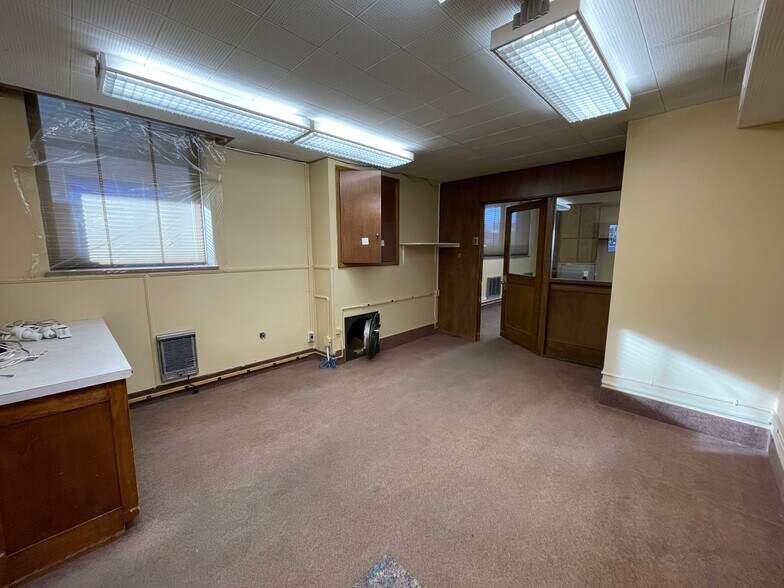 More Photos Of 300 E Main St, Pullman Bank For Sale