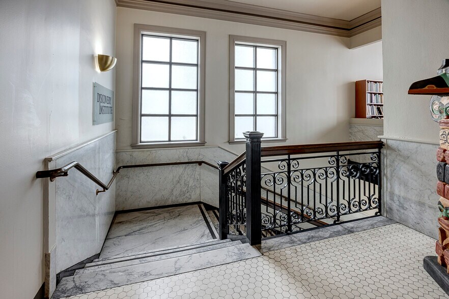 More Photos Of 208 Columbia St, Seattle Flex For Lease