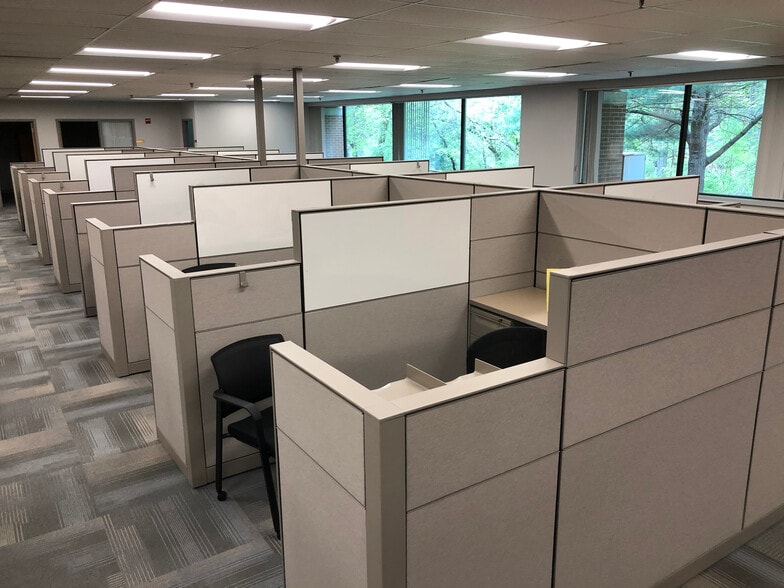 More Photos Of 195 Scott Swamp Rd, Farmington Office For Lease