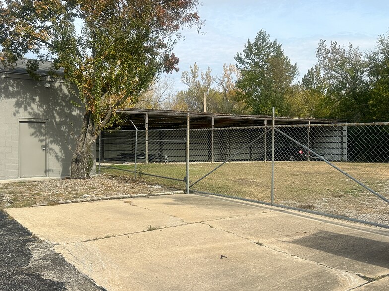 More Photos Of 3770 SW South Park Ave, Topeka Office For Lease