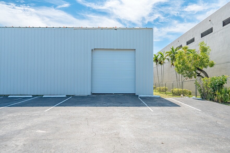 More Photos Of 198 Lock Rd, Deerfield Beach Warehouse For Lease