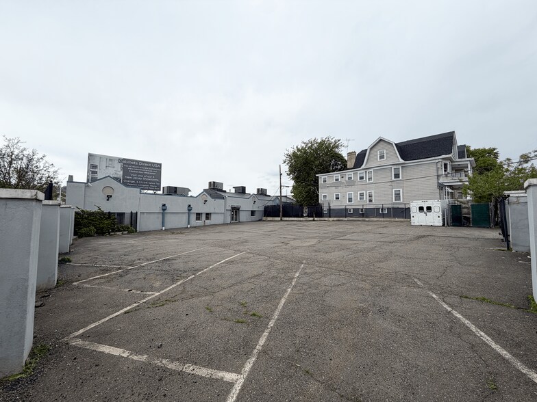 More Photos Of 555-557 Main St, Orange Warehouse For Lease