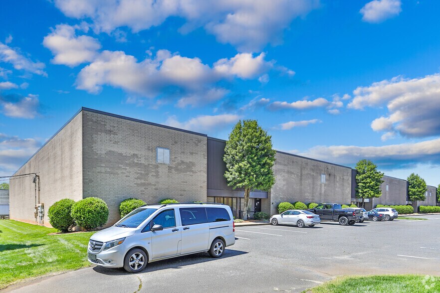 More Photos Of 805 Pressley Rd, Charlotte Warehouse For Lease