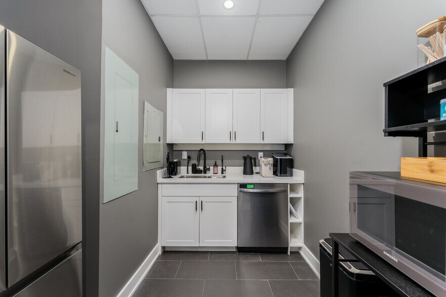 More Photos Of 410-420 N Service Rd E, Oakville Office For Sale