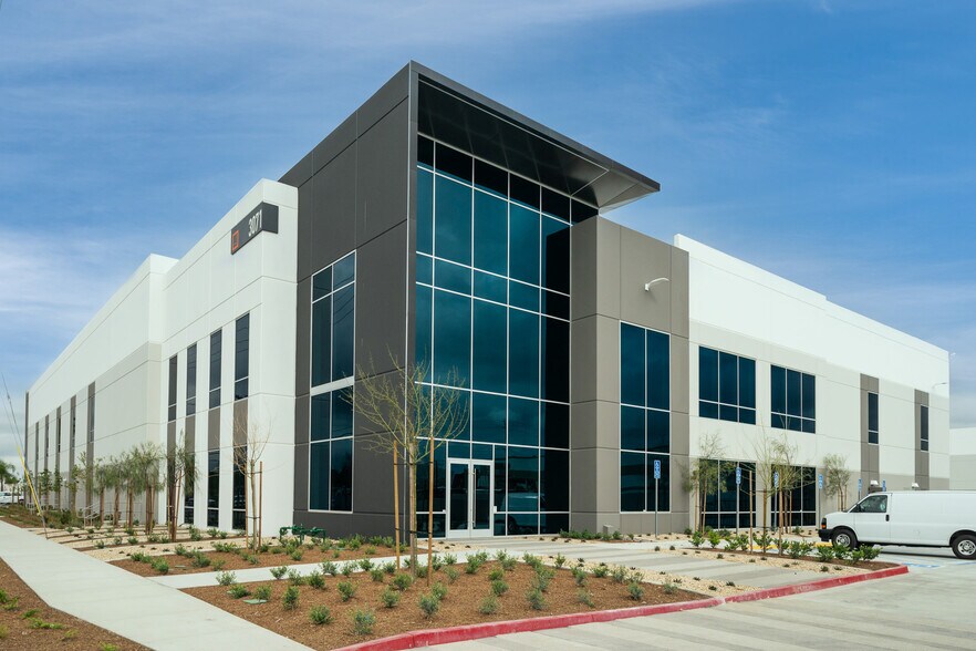 More Photos Of 3071 E Coronado St, Anaheim Warehouse For Lease