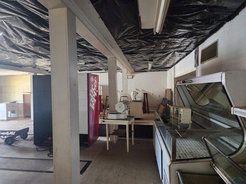 More Photos Of 10542 S Main St, New London Freestanding For Sale