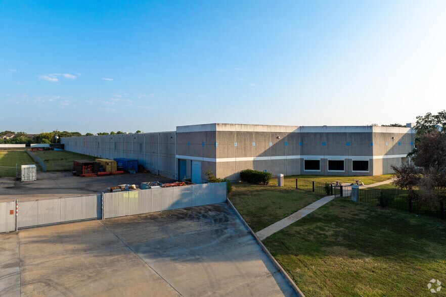 More Photos Of 10600 Corporate Dr, Stafford Warehouse For Lease