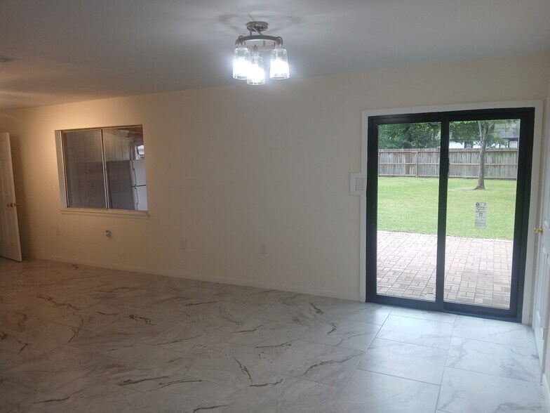 More Photos Of 1506 Avenue D, Katy Office For Sale