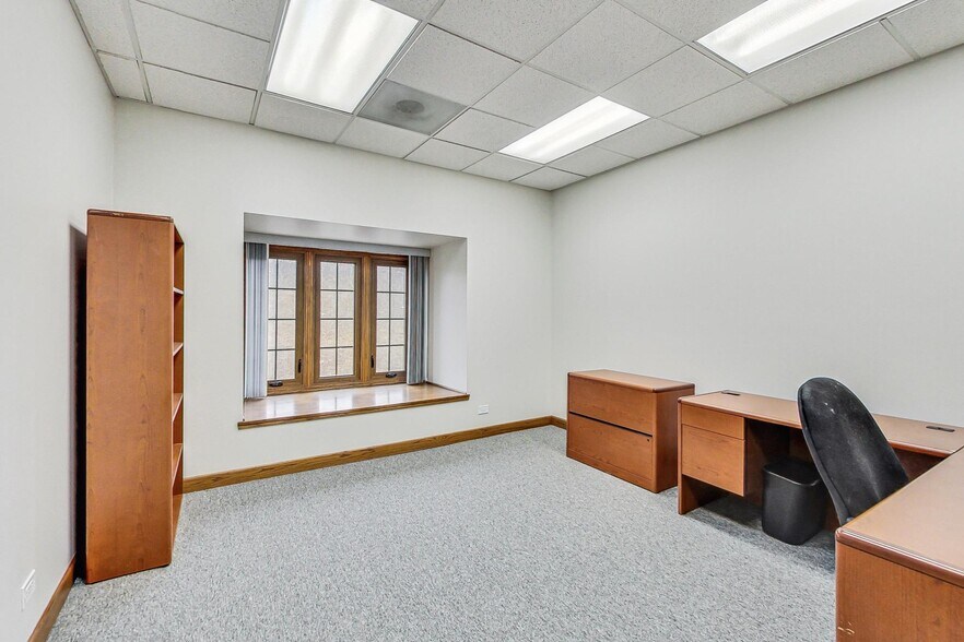 More Photos Of 28085 N Ashley Cir, Libertyville Medical For Lease