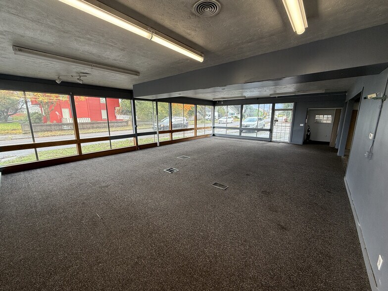 More Photos Of 1515 13th St SE, Salem Showroom For Lease
