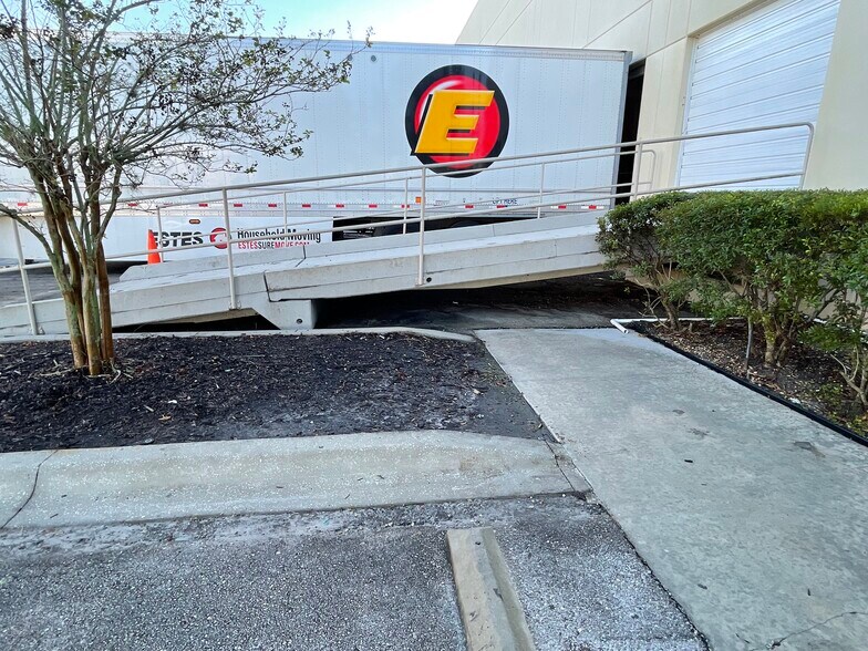 More Photos Of 1700 35th St, Orlando Warehouse For Lease