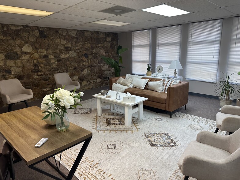 More Photos Of 201 Possum Park Rd, Newark Medical For Lease