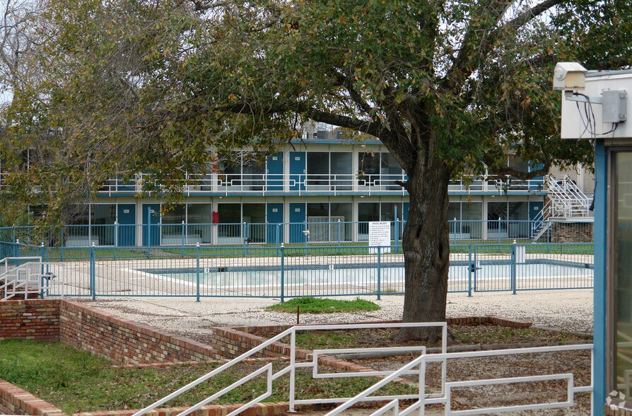 More Photos Of 2300 S Texas Ave, Bryan Hotel For Sale