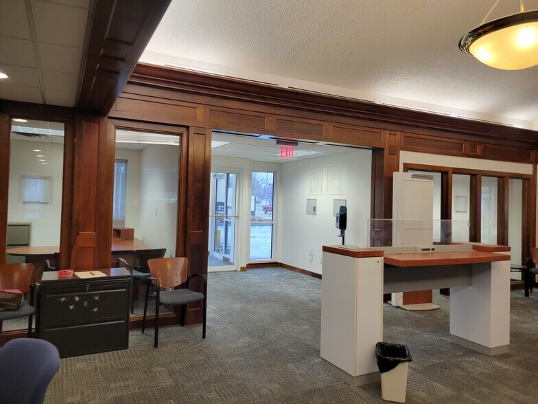 More Photos Of 2659 Charlestown Rd, New Albany Bank For Lease
