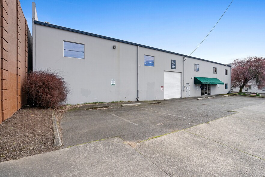 More Photos Of 120 NE 9th Ave, Portland Warehouse For Lease