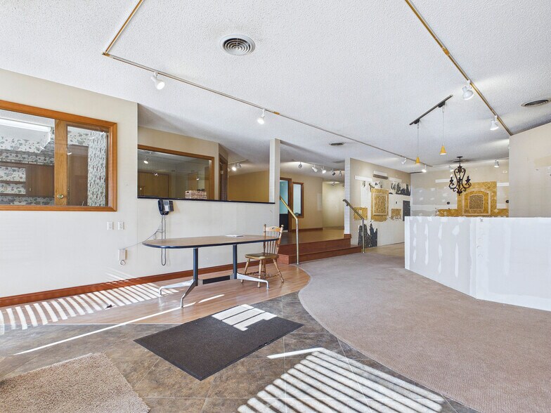 More Photos Of 201 W High St, Edwardsville Showroom For Sale