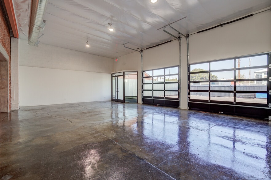 More Photos Of 2616 W Jefferson Blvd, Los Angeles Showroom For Sale