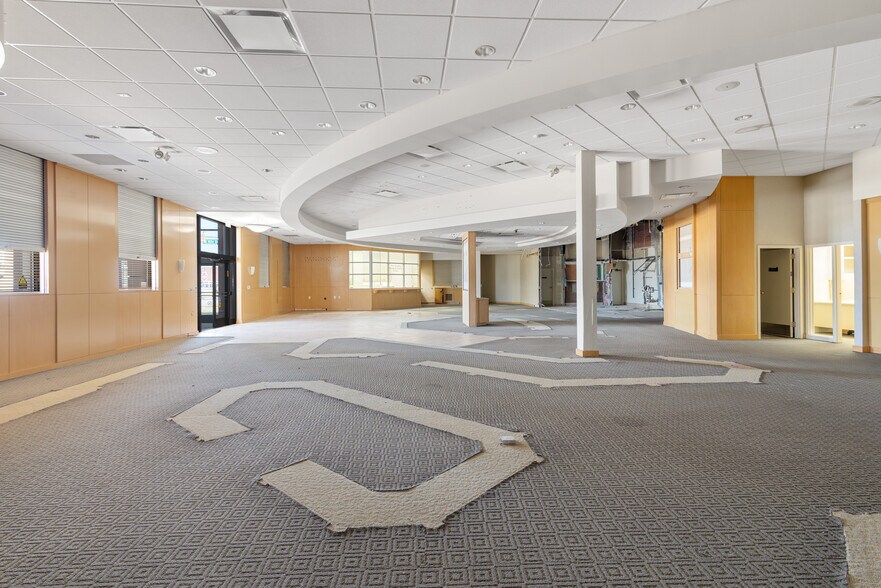 More Photos Of 451 W 14 Mile Rd, Madison Heights Freestanding For Sale