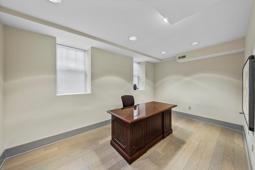 More Photos Of 3 Mapleton Rd, Princeton Office For Sale