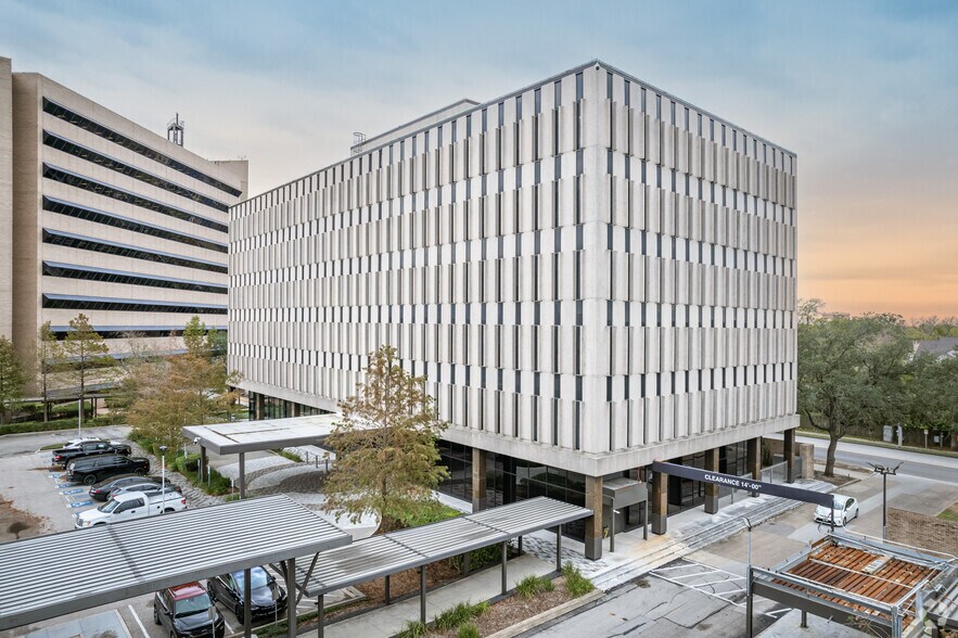 More Photos Of 4900 Fournace Pl, Bellaire Office For Lease