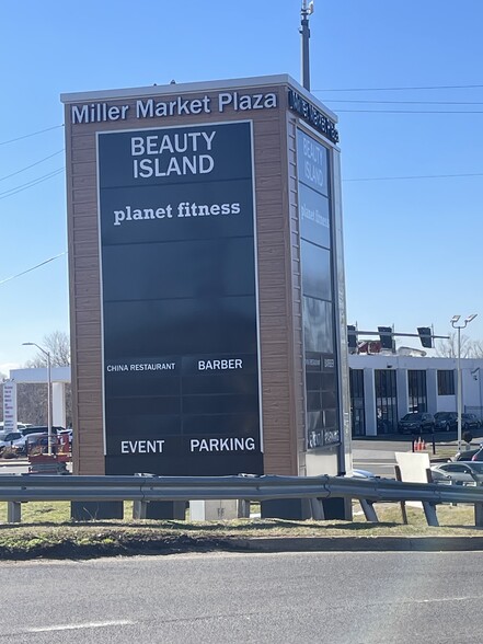More Photos Of 8511-8585 Landover Rd, Landover Storefront For Lease
