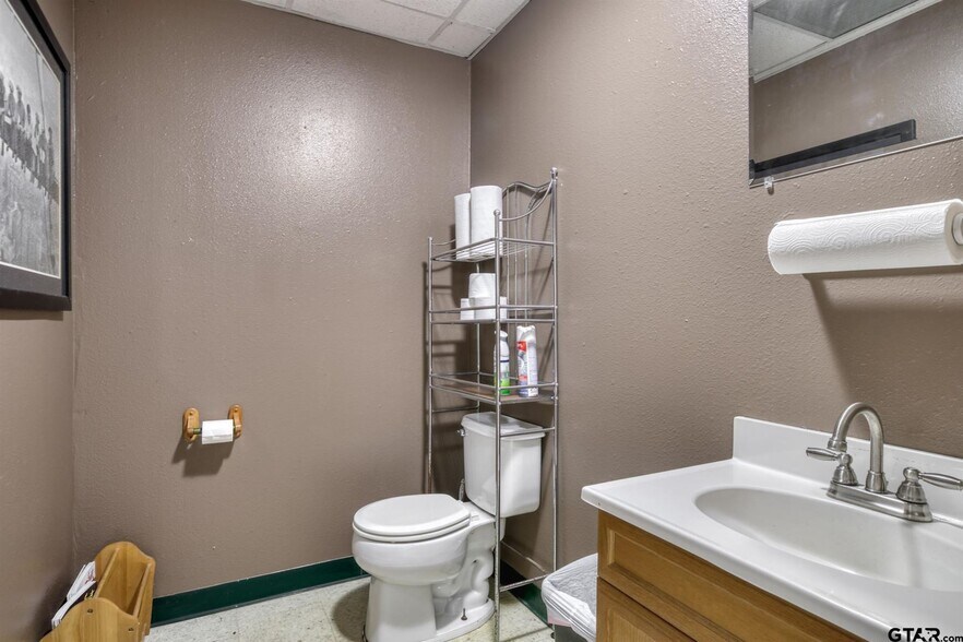 More Photos Of 1504 E Loop 304, Crockett Office For Sale