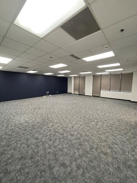 More Photos Of 11-55 E Hintz Rd, Wheeling Showroom For Lease