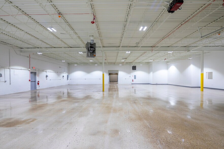 More Photos Of 1084 Industrial Dr, Bensenville Warehouse For Lease
