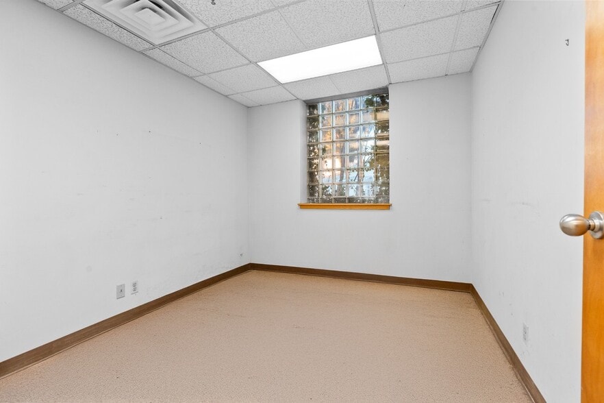 More Photos Of 545-553 Cedar Ln, Teaneck Office For Lease