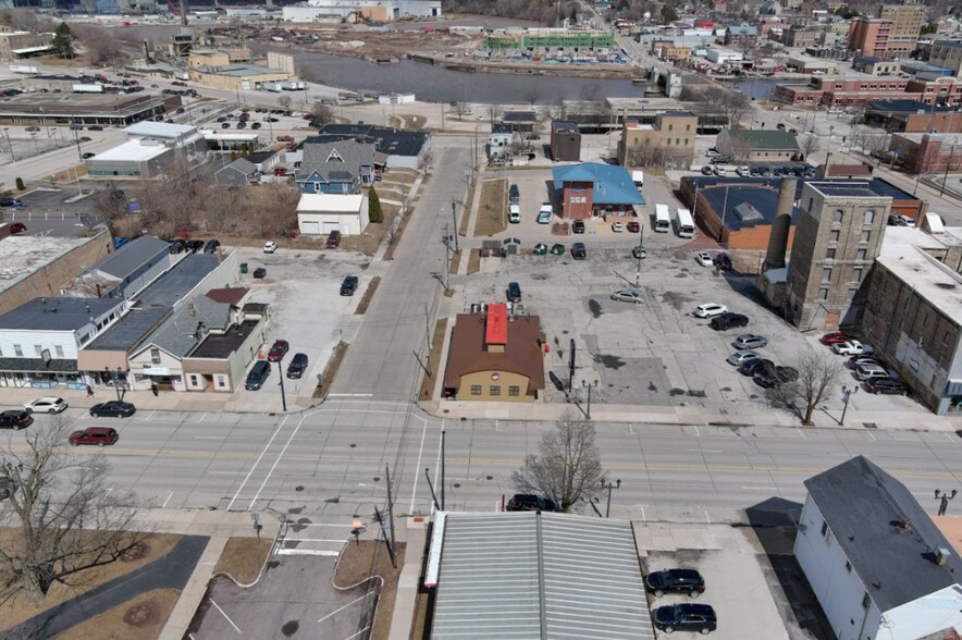 More Photos Of 1022 Washington St, Manitowoc Freestanding For Sale